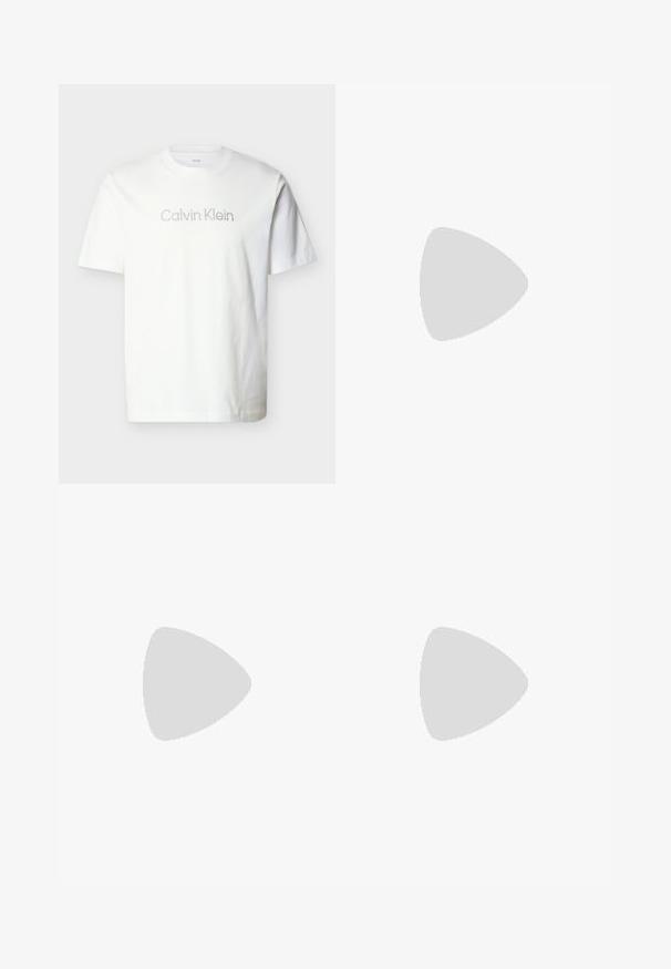 T-shirt blanc à manches courtes en coton, avec un logo "Calvin Klein" gris sur la poitrine en police minimaliste.; Pantalons de jogging noirs en tissu léger, dotés d'une taille élastique avec cordons de serrage réglables et poches latérales. Texture lisse.; Bottine noire en cuir texturé avec un bout rond, un design à lacets, et une solide semelle en caoutchouc noir. Elle est dotée d'une boucle au talon.; Sac cabas noir Calvin Klein avec deux longues poignées et une poche avant, avec le logo de la marque en blanc et gris.