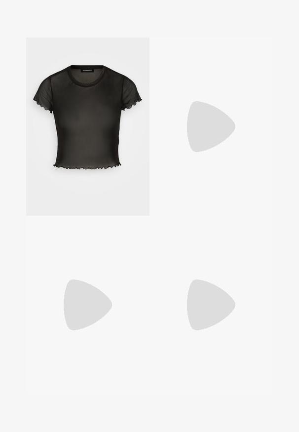 Haut noir transparent à manches courtes avec un col rond et des bords festonnés. Fabriqué en tissu léger, le design est ajusté et légèrement court.; Mini-jupe noire en tissu lisse, avec une coupe droite, une fente sur le côté et sans matériel ni embellissements visibles.; Botte noire montante en cuir lisse avec une semelle épaisse et un léger talon. Comprend des tirettes et des panneaux latéraux élastiques pour un enfilage facile.; Sac à main en cuir noir de forme triangulaire, avec un rabat incliné et une poignée supérieure arrondie. Il présente une texture lisse et des détails de design minimalistes.
