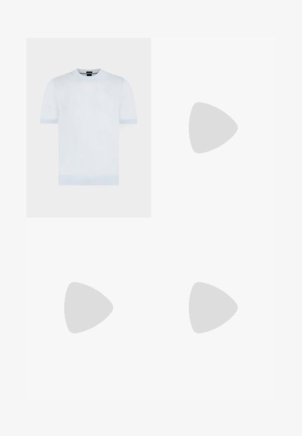 Kortærmet hvid strikket sweater med ribbet rund hals, manchetter og kant, vist på ensfarvet baggrund.; WE Fashion BLUE RIDGE - Jeans Straight Leg - dark blue; Beige ruskinds sneakers med et strømlinet design, der har et struktureret overdel, rund tå og en gummisål med et zigzag-mønster.; Sorth læder crossover taske med en tekstureret overflade, der har en frontlomme med lynlås, justerbar strop og metal hardware detaljer.