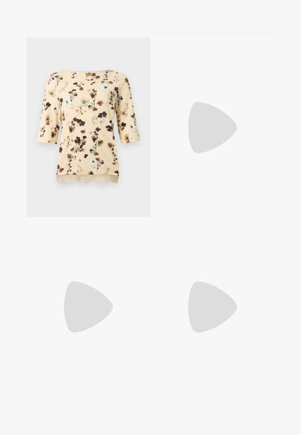 Blouse beige à motif floral avec manches trois-quarts, comportant des fleurs marron, bleues et blanches et une bordure en dentelle à l'ourlet.; Jean en denim bleu taille haute avec un dégradé passant du bleu clair au bleu plus foncé, équipé de poches avant et d'une fermeture à bouton.; Chaussure plate Mary Jane en cuir verni noir, à bout pointu, avec une seule sangle et un petit talon sur fond uni.; Pochette en cuir beige avec rabat avant et fermeture par sangle verticale, sur un fond clair uni.