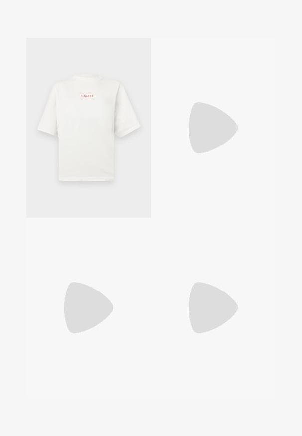 Camiseta de algodón blanca con cuello redondo y mangas cortas. Presenta un pequeño logo rojo "PEGADOR" en el frente. Textura suave, ajuste relajado.; Pantalones cortos de lavanda clara hechos de una tela suave, con una cinturilla elástica y un corte relajado, presentando un diseño simple y sin adornos.; Zueco rosa sin cordones con patrón floral en relieve y logo de Adidas en verde, talón tipo corcho, apoyado sobre un suelo reflectante frente a cortinas translúcidas.; Bolso de hombro en forma de media luna de color amarillo suave con correa ajustable y cierre de cremallera en la parte superior sobre un fondo claro y liso.
