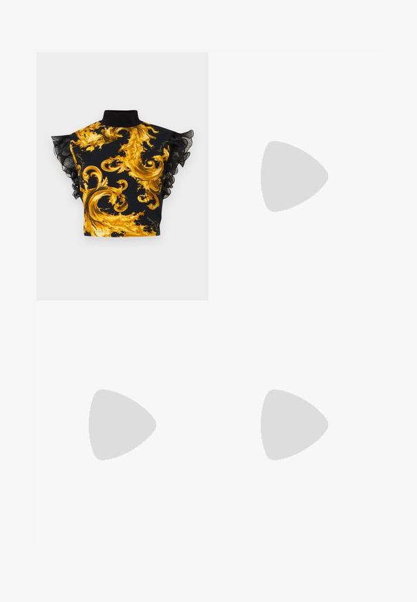 Zwarte cropped top met hoge hals, gouden barok swirl print en doorschijnende gerimpelde mouwen.; Zwarte mesh midi-rok met een aansluitende tailleband, open diamanten patroon en een flowy voering aan de onderkant voor extra beweging en textuur.; Zwarte sandaal met hoge hakken, dunne bandjes, een enkelgesp en een slanke naaldhak op een witte achtergrond.; Zwarte leren handtas met goudkleurig "Just Cavalli"-logo aan de voorkant en een gebogen bamboe handvat, voorzien van een afneembare lange riem.