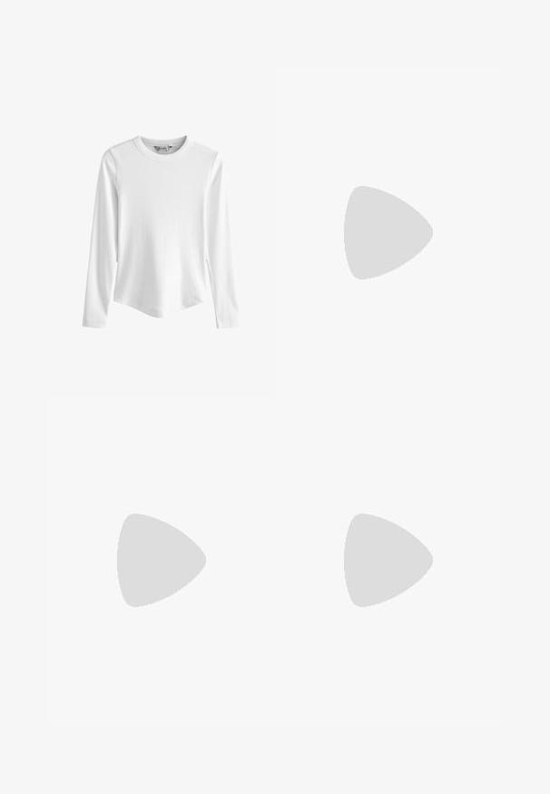 Hvid langærmet ribbet top med rund halsudskæring og let buet kant, vist mod en ensfarvet hvid baggrund.; Bredde ben mørke denimjeans med fem lommer, synlig syning og knaplukning. Har en lige pasform og let slid.; Sort Adidas-sneaker med hvide striber og gummisåler, svævende over grå betontrapper i naturligt lys.; Sort læderbælte med en glat overflade, oval sølvmetalspænde og flere justeringshuller langs stroppen. Flad, minimalistisk design.