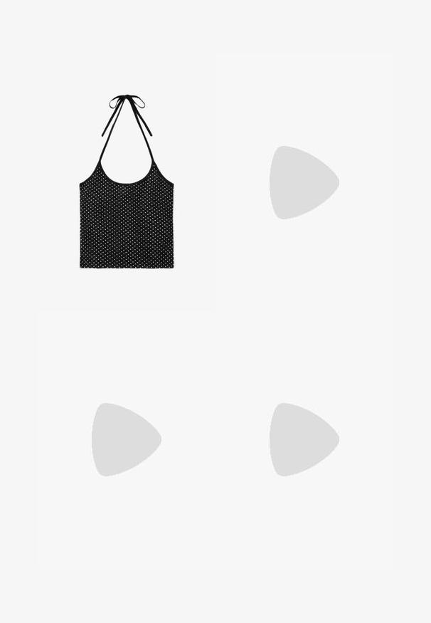 Top dos nu noir à pois blancs avec fines bretelles nouées au cou, sans manches avec un col rond.; Skort athlétique noir avec une taille ajustée et un ourlet court, conçu pour une tenue active avec un tissu lisse et extensible.; Sandale noire à petit talon avec fines brides croisées et bout carré, avec un motif crocodile faux texturé sur la semelle.; Sac à main en cuir noir brillant avec deux poignées, poche avant zippée et bandoulière amovible sur fond blanc.