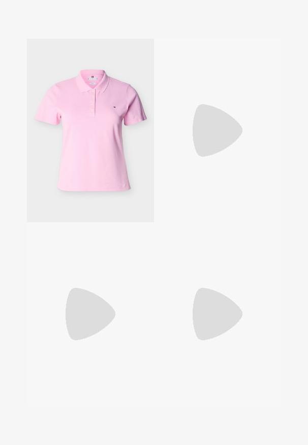 Polo de manga corta en rosa claro con cuello, tapeta de botones y pequeño logo bordado en el pecho izquierdo.; Jeans acampanados de color azul claro en denim de algodón. Tienen una cintura alta, cinco bolsillos y costuras visibles a lo largo de las costuras y el dobladillo.; Mocasín de cuero burdeos con punta redondeada, textura recogida en la parte delantera y un pequeño tacón cuadrado negro. Detalle en dorado en el empeine.; Pequeño bolso beige con asa superior, correa desmontable, solapa frontal y lazo decorativo horizontal sobre un fondo liso.