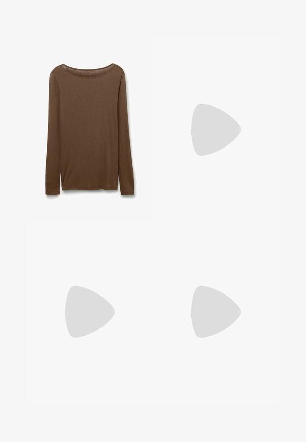 Bruine lange mouwen shirt van zachte stof, met een ronde halslijn en rechte snit met zijsplitten aan de zoom voor extra bewegingsvrijheid.; Wijdvallende broek gemaakt van een gladde, donkerbruine stof. Kenmerkt zich door een hoge tailleband en een minimalistisch ontwerp zonder versieringen.; Puntige, naakte slingback hakken met een lage kitten heel, gemaakt van glanzend materiaal, met een slanke band en een verstelbare gesp.; Beige leren handtas met dubbele handvatten, een voorste gesp verstelriem en afgeronde accenten aan beide zijden ter decoratie.
