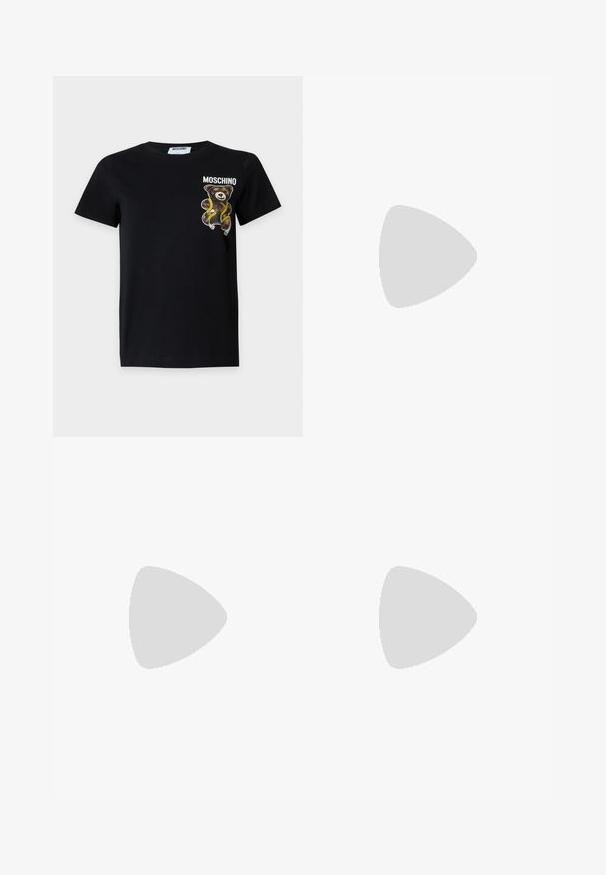 Sort T-shirt med korte ærmer med en lille teddybjørn pakket ind i en gul målebånd og ordet "Moschino" trykt på brystet.; Lysblå denim wide-leg jeans har høj talje, frontlommer og synlige stiksyninger på sømmene og kanten.; Sorte patenterede lædersandaler med tre stropper, ankelspænde og 10 cm stiletthæl. Har detaljer i guld og et logo charms.; Sort halvmåneformet håndtaske med knyttet håndtag og guld "Love Moschino" logo plaque foran, lynlåslukning øverst.