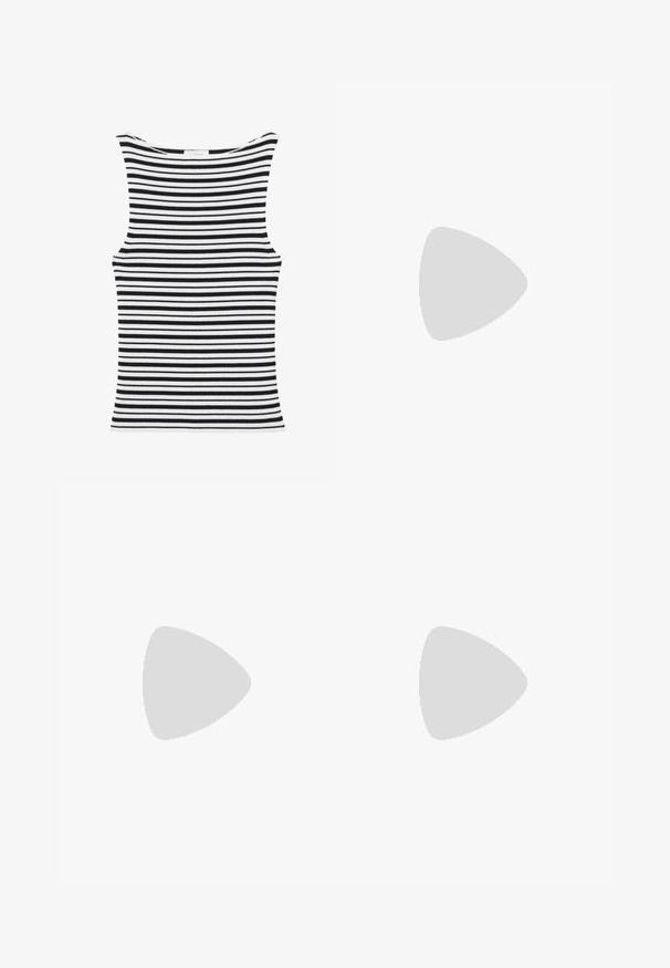 Ärmelloses, geripptes Tanktop mit schwarzen und weißen horizontalen Streifen und hohem, rundem Halsausschnitt.; Schwarze Leinen-Shorts mit lockerer Passform, flachem Bund, zwei seitlichen Taschen und einem Knopfverschluss an der Taille.; Schwarze Zehensandale mit gepolsterter Sohle und verstellbarem Riemen mit silberner Schnalle, seitlich auf weißem Hintergrund dargestellt.; Schwarze, gewebte Tragetasche mit zwei dünnen Ledergriffen und einem dezenten, geflochtenen Logo auf der Vorderseite, stehend vor einem hellen Hintergrund.