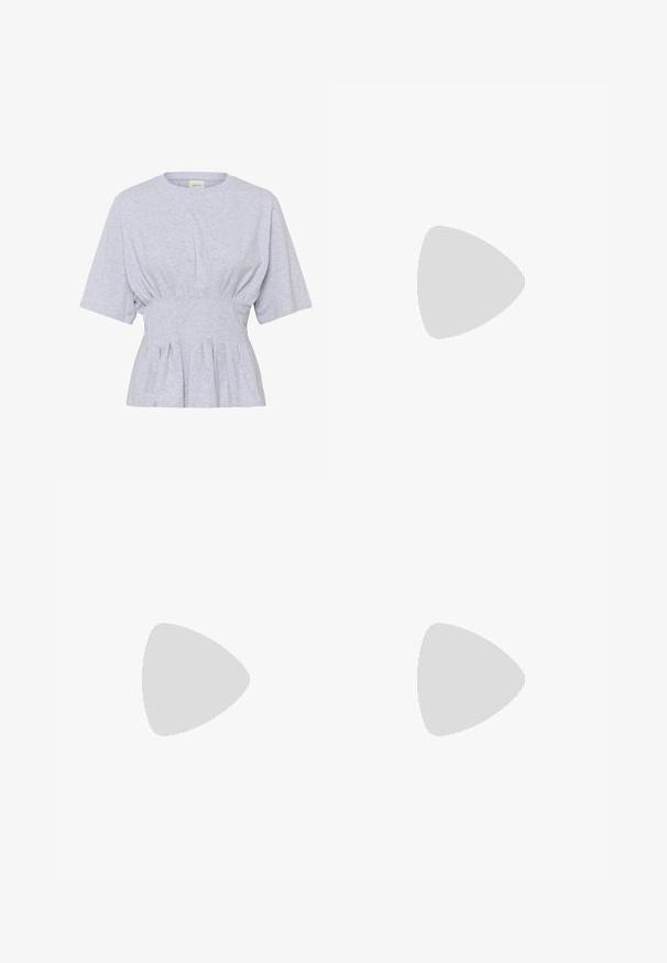 Lysegrå kortærmet bluse med rund halsudskæring og samling ved taljen, der skaber en tætsiddende silhuet.; Mørkegrå lige ben jeans lavet af denim, der har en knaplukning, fem-lommemodel og subtile falmede detaljer på stoffet.; Hvid lærreds-Mary Jane-sko med en tyk brun gummisål og en enkelt rem over vristen.; Guld øreringe med små lodrette sølv rektangulære vedhæng, vist på en hvid baggrund.