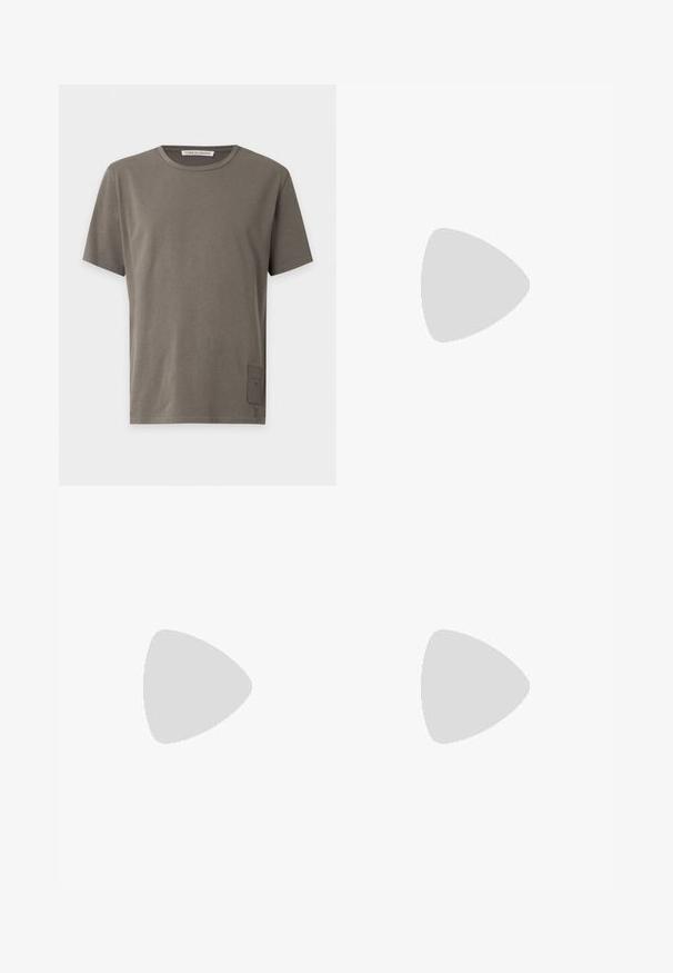 Kortærmet olivengrøn rundhals t-shirt med lille rektangulært mærke nær den nederste kant på venstre side.; Hvide, skræddersyede bukser med flad front, to folder og opretterede manchetter. Fremstillet af et glat stof med en knaplukning i taljen.; Lavprofileret mørkebrun læder sneaker med rillede sål og lyse beige hælkappe, set fra siden på hvid baggrund.; Mørkebrun stof talje taske med diagonalt lynlåslomme og lille hvidt logo på fronten, sat mod en ensfarvet lys baggrund.