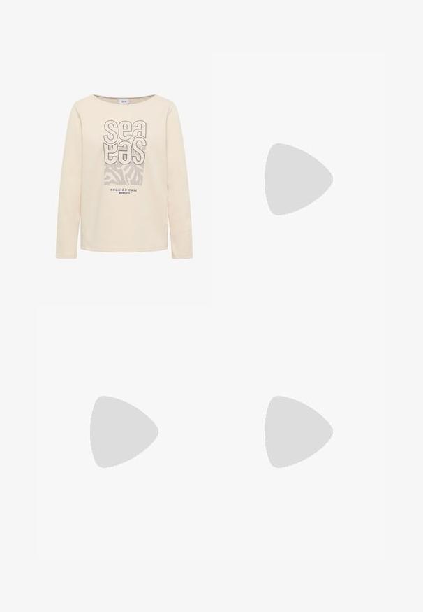 Crèmekleurig shirt met lange mouwen, met de tekst "sea eas" in stiksel en een golfpatroon, met daaronder de opdruk "seaside ease moments".; Zwarte denim flared jeans met een mid-rise taille, voorzien van vijf zakken, contrasterende stiksels en accenten in zilverkleurige hardware.; Zwarte leren enkellaarsjes met een ronde neus, vetersluiting en een gestructureerde rubberen hak. Voorzien van een gele lus aan de achterkant voor comfortabel aantrekken.; Bordeaux gekleurde gevoerde stof handtas met een gebogen, geplooide handgreep, een ritssluiting en een klein zwart leren label. Logo zichtbaar aan de voorkant.