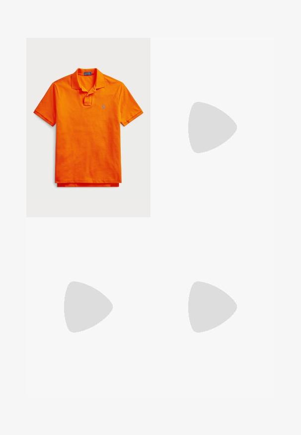 Orange polo shirt lavet af bomuld; har en krave, to knapper foran og et lille blå broderet logo på venstre bryst. Korte ærmer.; Marineblå herre habitbukser med bæltestropper, lynlås og sidelommer, lagt fladt på en hvid baggrund.; Hvid lavtopsneaker med brunt hæltab, snørebånd foran, tyk sål og lille broderet hestelogo på siden.; Sort læderbælte med sølvfarvet rektangulært spænde, rullet sammen på en hvid baggrund, med et diskret præget logo på spidsen.