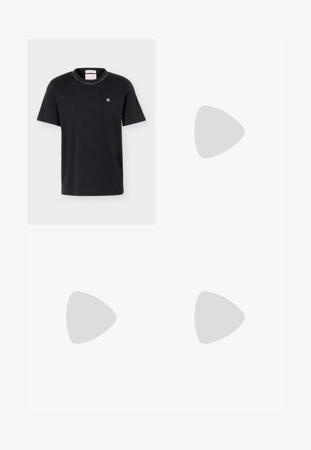 Schwarzes T-Shirt mit kurzen Ärmeln und Rundhals, kleines weißes "cK"-Logo auf der linken Brust, klassischer Schnitt, schlichtes Design.; Blaue Denim-Jeans mit schlanker Passform, fünf Taschen, Knopfverschluss und subtiler Verblassung an Oberschenkeln und Knien.; Schwarze Leder-Chelsea-Boots mit strukturiertem Finish, elastischen seitlichen Einsätzen und einer robusten Gummisohle. Dezentes Branding an der Ferse.; Schwarze Calvin Klein Tote-Tasche mit zwei langen Griffen und Fronttasche, mit dem Markenlogo in Weiß und Grau.
