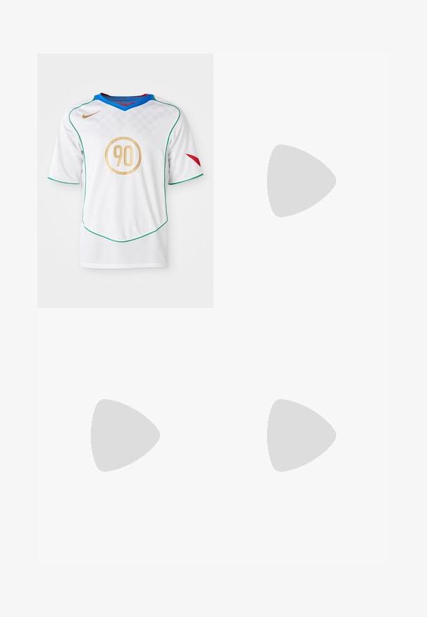 Hvid fodboldtrøje med grønne kanter, gyldent cirkulært '90' logo, blå krave og rødt accent på venstre ærme. Ternede mønster tekstur.; Lysblå denimshorts med lige snit, fem lommer, bæltestropper og en falmet finish. Fremstillet af slidstærk bomuldsstof.; Nike sportsko i mørkegrøn, med en glat syntetisk overdel, mesh-struktur, sorte snørebånd og en blank sål med air-dæmpning.; Solsorte med mørkegrå tonede linser, tynd sort metalramme og et slankt design. Har buede linser og justerbare næsepuder.