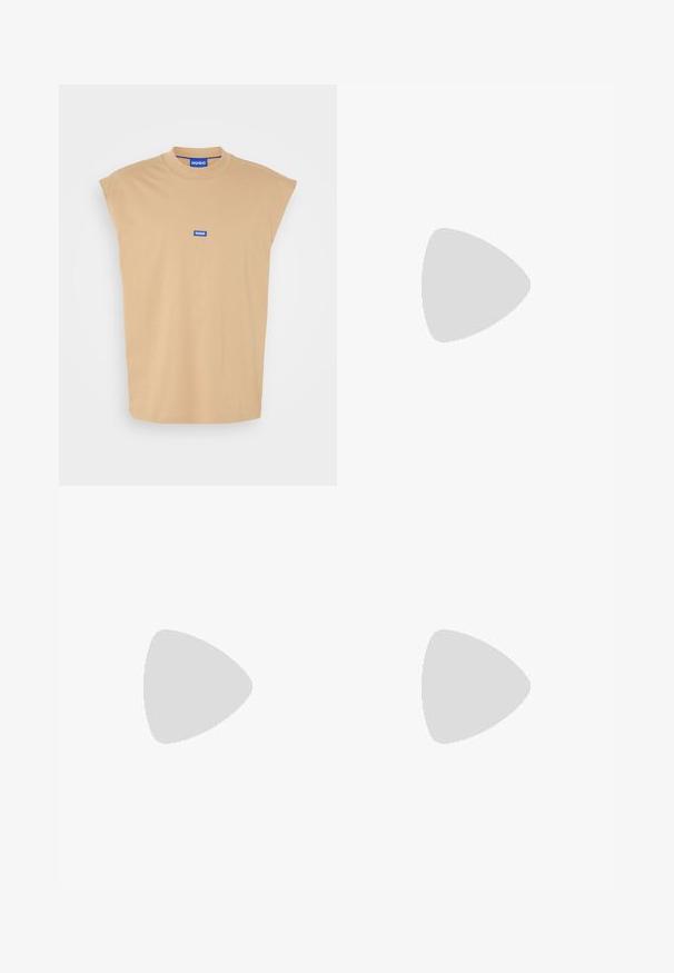 Camiseta de algodón beige con un cuello alto y mangas cortas con tapa. Presenta un parche del logo "HUGO" en el pecho. Textura suave.; Pantalones de algodón negros con corte recto, presillas para el cinturón, cremallera frontal y un solo botón de cierre. Textura suave sin patrones visibles.; Zapatillas de color crema con una textura suave, que presentan acentos y marcas en negro. Diseño clásico de cordones con punta redonda y suela de goma.; Bolso tote negro con una construcción de tela suave, dos bolsillos frontales y asas resistentes. Logo mostrado en el lateral. Diseño simple y funcional.