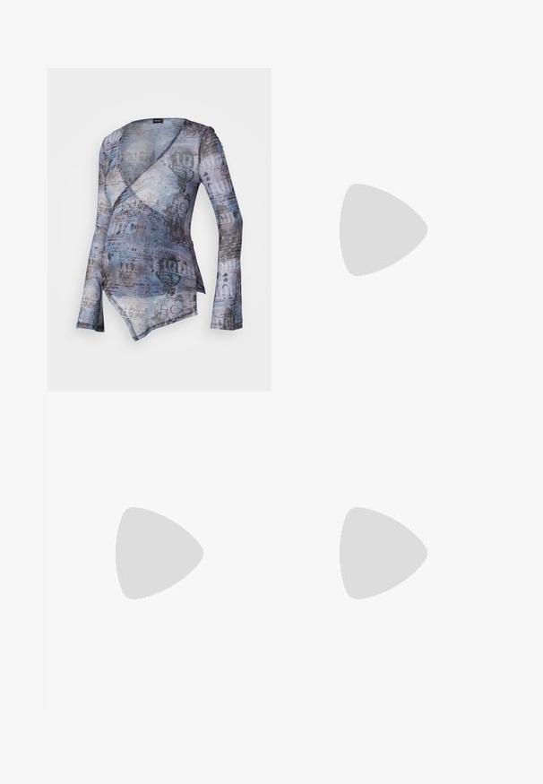 Langarm wikkeltop van lichtgewicht, gemusterde stof met een mix van blauw, grijs en zwart, voorzien van tekst en decoratieve elementen.; Zwarte zwangerschapsleggings met een hoge, ondersteunende tailleband, een gladde textuur, een aansluitend ontwerp en zonder zichtbare patronen of versieringen.; Witte sneaker met veters die boven een sportschoolvloer zweeft, met halterschijven en fitnessapparatuur wazig op de achtergrond.; Hobo tas in lichtgrijs, van zacht materiaal, met een ronde vorm. Gestyled met een zwart langemouwen top en een zwarte leren rok met een split aan de voorkant.