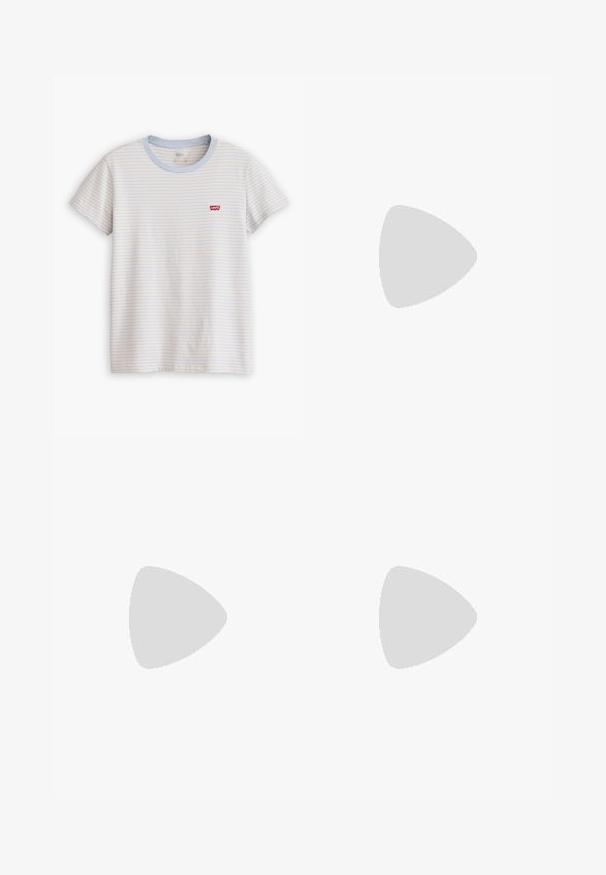 Kurzärmeliges weißes T-Shirt mit dünnen horizontalen blauen und beigen Streifen und einem kleinen roten Levi's-Logo auf der linken Brust.; Hellblaue, hoch-taillierte, schmale Jeans mit vorderen und hinteren Taschen, Knopfverschluss und Gürtelschlaufen auf weißem Hintergrund.; Schwarze Wildledersneaker mit weißen Akzenten und Schnürsenkeln, ausgestattet mit einer dicken weißen Sohle und kontrastierenden Nähten, kombiniert mit einer weißen Socke.; Schwarzer Leder Gürtel mit glatter Textur, ovaler silberner Metallschnalle und mehreren Einstelllöchern entlang des Riemens. Flaches, minimalistisches Design.