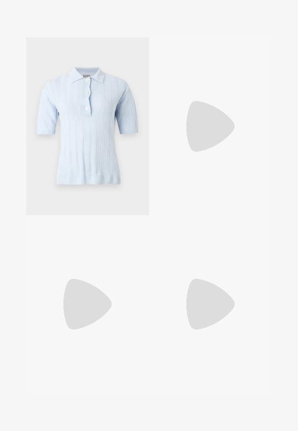 Lyseblå kortærmet strikket poloshirt med lodrette ribstriber og tre hvide knapper på frontstrop.; Hvide shorts med blåt bølgemønster, bølgede kanter, letvægtsstof, plisseret front og en afslappet pasform. Velegnet til afslappet brug.; Slingback fladsko i lys beige med en mesh-overdel, spids tå og en lav hæl. Har en justerbar strop for bedre pasform.; Blød navyblå læderhåndtaske med sølv lukning, enkelt skulderrem og aftagelig kæde til håndleddet på hvid baggrund.