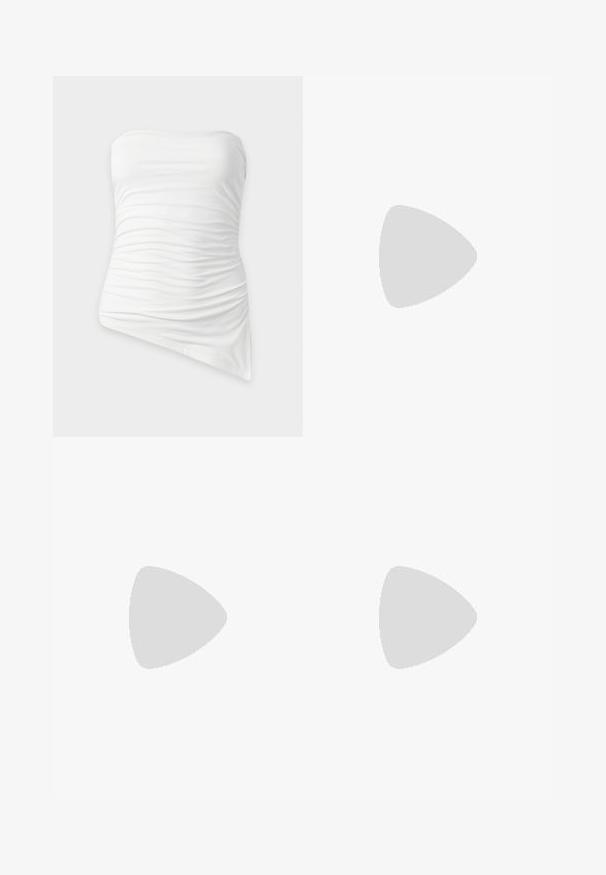 Witte strapless top met plooien en een asymmetrische zoom, aansluitend en met geplooide stofdetails.; Zwarte geplooide midi-rok met een hoge tailleband, uitlopende silhouet en zachte stoftextuur.; Zwarte lakleren slingback schoenen met een spitse neus en een lage blokhak. Verstelbare gespband bij de enkel.; Zwarte leren handtas met twee verlengde handvatten, ritsluiting en ronde vorm; gladde textuur met subtiele glanzende afwerking.