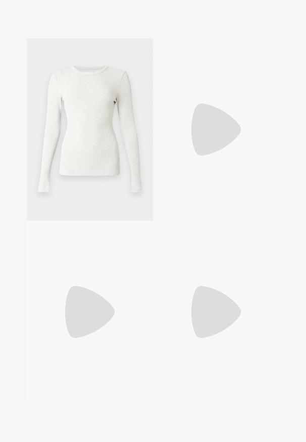 Haut à manches longues gris clair côtelé avec un col rond et une silhouette ajustée, fabriqué en tissu doux et extensible. Sans motifs ni accents.; Jean en denim bleu taille haute, fermeture à boutons et fermeture éclair, poches avant et arrière, et jambes légèrement évasées.; Ballerines en cuir noir avec un bout rond, texture lisse, détails de couture minimalistes et design de semelle flexible.; Sac d'épaule en cuir marron foncé en forme de croissant avec une lanière courbée et des coutures visibles sur fond uni.