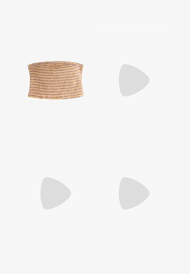 Gestreepte elastische tube top met paarse en gele horizontale strepen en een textuurvol, geplooid stofpatroon.; Gebreide minirok met gele, bruine en crèmekleurige horizontale strepen, gekartelde zoom en zijstrikjes op een witte achtergrond.; Gele teenslipper met een gestructureerde zool en oranje rubberen bandjes tegen een effen lichtgrijze achtergrond.; Kleine handtas in emmerstijl gemaakt van glanzende crèmekleurige kralen met een lusvormige kralenhendel en decoratieve kralenknoopsluiting.