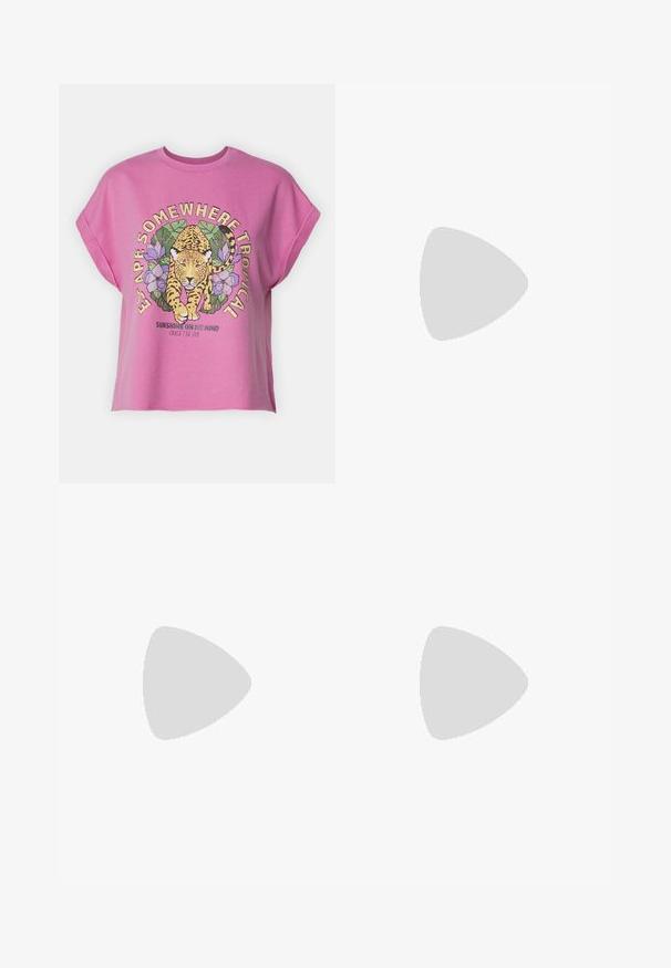 Ροζ βαμβακερό oversized t-shirt με γραφικό λεοπάρδαλης περιτριγυρισμένο από τροπικά φύλλα και λουλούδια, με το κείμενο "Escape Somewhere Tropical."; Ανοιχτό μπλε skinny τζιν φτιαγμένο από τζιν υλικό, με φερμουάρ, πέντε τσέπες και λεία υφή με ελάχιστη φθορά.; Λευκά ψηλά αθλητικά παπούτσια από καμβά, με μαύρη καουτσούκ σόλα και αντίθετη μαύρη ρίγα στη μεσόσολα. Κυκλική μύτη και σχέδιο με κορδόνια.; Ροζ διαφανή γυαλιά ηλίου με ωοειδείς φακούς, σκούρο κόκκινο τόνισμα και κομψούς βραχίονες, με απαλή υφή και διακριτές λεπτομέρειες στο σκελετό.