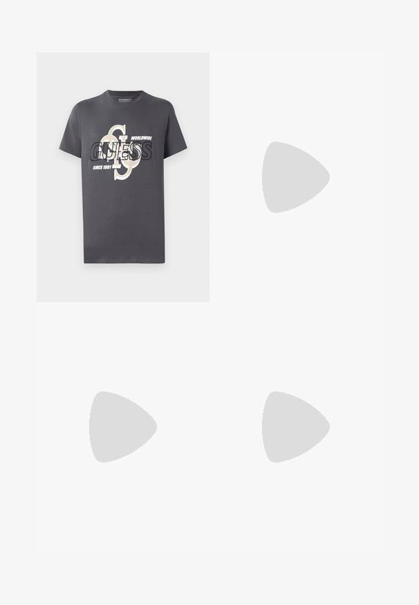 Graues Baumwoll-T-Shirt mit kurzen Ärmeln, das einen großen Grafikdruck in Schwarz und Beige zeigt, einschließlich des Textes "GUESS", "WORLDWIDE" und "SINCE 1981."; Dunkelblaue Jeans aus Denim mit geradem Bein, mit orangefarbener Naht und einem Label auf der Vordertasche. Mit Metallknopfverschluss.; Schwarze Leder Chelsea-Boots mit elastischen seitlichen Einsätzen, einer Zugschlaufe und einer flachen Gummisohle. Glatte Textur mit minimaler Ausgestaltung.; Schwarzledernes Kulturbeutel mit rechteckiger Form, strukturiertem Oberflächen, Reißverschlussverschluss und einem seitlichen Griff mit Logo-Akzent.