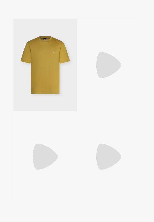 Sennepsgul t-shirt med korte ærmer og rund halsudskæring, med lille rundt logo på venstre bryst og et sort BOSS-mærke inde i kraven.; Sorte denim jeans med lige pasform, let slidte teksturer, fem lommer og sølvfarvede detaljer. Mærke på taljebåndet.; Sorte læder Chelsea støvler med elastiske sidepaneler, en pull-tab og en flad gummisål. Glat tekstur med minimal detaljer.; Sort tekstureret læderrygsæk med to lynlåslommer og et håndtag i toppen på en ensfarvet hvid baggrund.