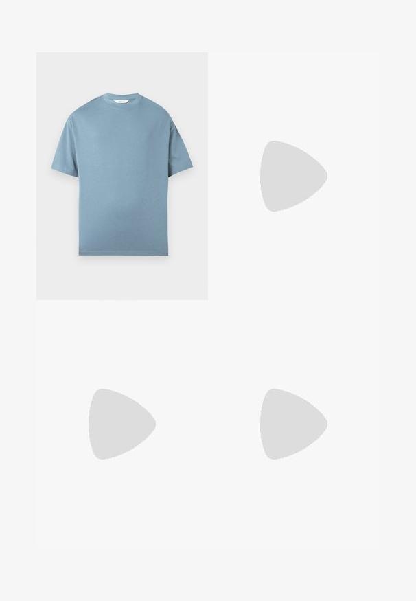Camiseta azul de manga corta tipo crewneck con un corte regular, exhibida plana sobre un fondo blanco.; Pantalones de lino beige claro con cordón y cinturilla elástica, con piernas rectas y relajadas, mostrados sobre un fondo blanco liso.; Mocasines de ante beige con detalle cosido, suela de goma plana y un pequeño logotipo en el lateral. Diseño clásico de slip-on, textura suave.; Cinturón de cuero marrón con una textura suave, que presenta una hebilla de metal plateado y un diseño minimalista. La hebilla tiene forma rectangular.