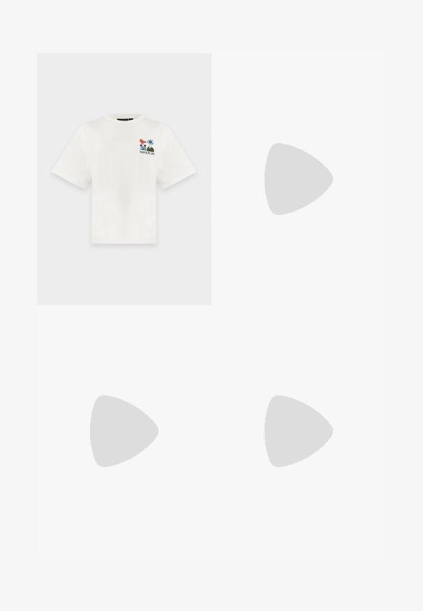 T-shirt blanc à manches courtes avec un petit graphisme coloré sur le thème de la nature et le texte "Napapijri" sur la partie supérieure gauche de la poitrine.; Pantalon taille élastique violet clair, jambes larges, tissu lisse et ourlets droits sur fond uni.; Tongs en caoutchouc noir avec une semelle plate, un lit de pied texturé et deux brides arrondies. Design minimaliste avec un profil élégant.; Sac bandoulière en daim bleu clair en forme de croissant avec une sangle ajustable et une petite pochette ronde zippée attachée.