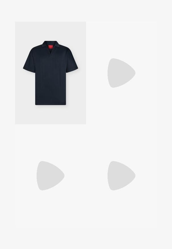 Schwarzes kurzärmeliges Poloshirt mit V-Ausschnitt und Kragen, innen am Ausschnitt mit einem roten Etikett "HUGO".; Beige Baumwollhosen mit geradem Bein, ausgestattet mit einem einzelnen schwarzen Knopfverschluss und zwei Vorderaschen. Glatte Textur.; Schwarzer Leder-Herrenschuh mit Mokassinnaht, Penny-Riemen, strukturiertem Kragen und niedrigem gestapeltem Absatz auf weißem Hintergrund.; Schwarzer Ledergürtel mit matter schwarzer Metallschnalle, leicht gerollt mit Gürtelende auf einer weißen Oberfläche liegend.