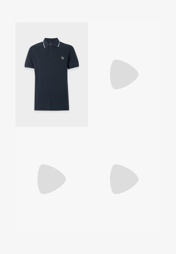 Polo bleu marine à manches courtes avec bordure bleu clair au col et aux manches, deux boutons, et un petit logo zèbre multicolore sur la poitrine.; Pantalon habillé noir cintré avec un motif à carreaux subtil, fermeture à boutons devant, passants pour ceinture et plis marqués sur chaque jambe.; Baskets basses en cuir noir avec semelle crème et lacets, logo doré "Paul Smith" sur le côté, et symbole embossé près du talon.; Sac bandoulière en cuir marron foncé texturé avec une sangle réglable et un petit accent décoratif bleu sur le côté.