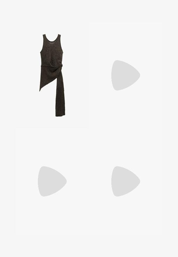 Mouwloze donkerbruine asymmetrische gebreide jurk met een gedraaide taille-detail en een lange stofuitbreiding die aan één zijde hangt.; Donkerblauwe spijkerbroek met flared pijpen, vijf zakken, koperen klinknagels en contrasterende stiksels. Gladde textuur met een rechte, ontspannen pasvorm.; Donkerbruine gepatenteerde leren slingback pump met spitse neus en lage kittenheel tegen een witte achtergrond.; Donkerbruine leren handtas met dubbele handvatten, voorvak met ritssluiting, decoratieve gespen en zijknopen op een witte achtergrond.