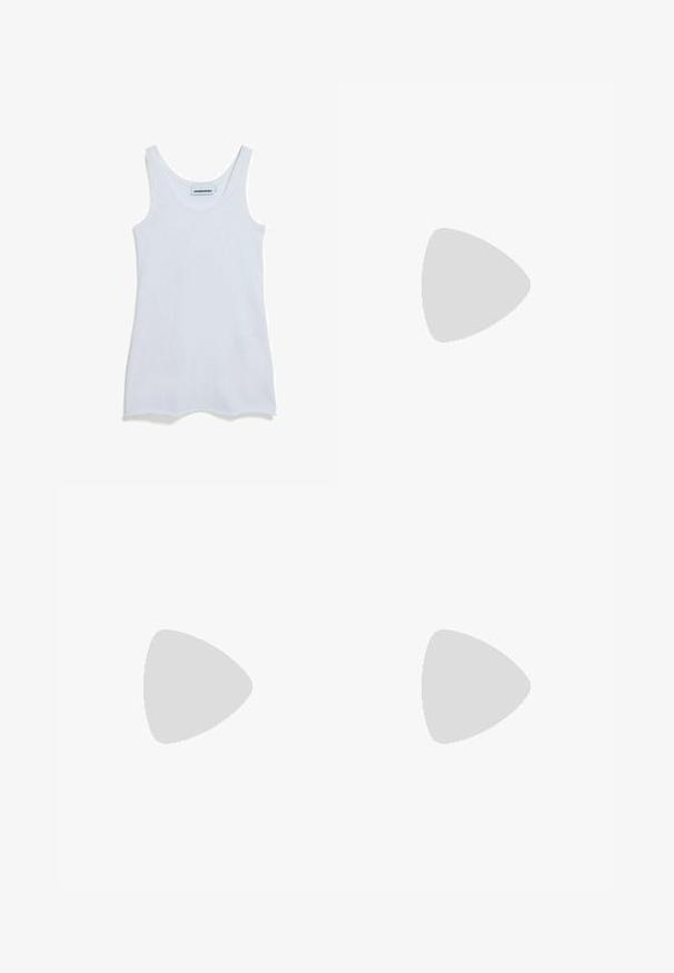 Débardeur blanc sans manches avec encolure dégagée, ourlet droit, et étiquette "ARMEDANGELS" à l'intérieur du col.; Jeans évasés en denim gris foncé avec une finition délavée, un design à cinq poches et une fermeture à bouton à la taille.; Baskets en suede rose avec des rayures noires, des lacets blancs et une semelle en caoutchouc gomme. Elles présentent un bout rond et une marque sur le côté et le talon.; Sac à bandoulière en cuir noir avec bandoulière réglable et deux grandes poches zippées à l'avant sur un fond clair uni.
