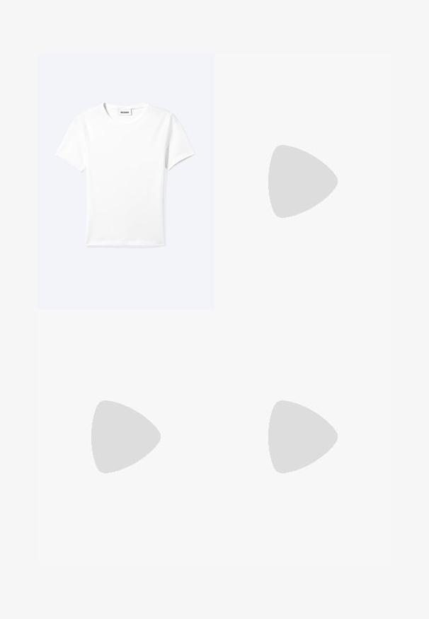 Camiseta blanca lisa de manga corta con cuello redondo y una pequeña etiqueta "WEEKDAY" dentro del cuello, mostrada extendida sobre un fondo claro.; Jeans de mezclilla de pierna ancha en azul medio, con una cintura alta, costuras en contraste y un diseño clásico de cinco bolsillos.; Mules negras de tacón alto y abierto, con un patrón texturizado, material de cuero y un tacón de aguja delgado; diseñadas con una plantilla suave.; Bolso marrón de cuero con forma de media luna, una sola correa y etiqueta rectangular dorada con el logo de un caballo.