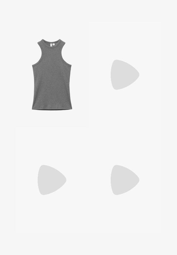 Camiseta de tirantes gris acanalada, sin mangas y con cuello redondo, extendida sobre un fondo blanco, etiquetas visibles en el cuello.; Falda maxi de denim azul con un cierre de botones en la parte delantera, dos bolsillos y un diseño recto con un dobladillo sin terminar. Clásica y versátil.; Sandalias de slide negras hechas de un material texturizado con dos correas ajustables que cuentan con hebillas. Suela plana con un diseño de dibujo para mayor agarre.; Bolsa tote con rayas verticales negras y beige, con dos asas negras, de forma rectangular, de pie sobre un fondo blanco.