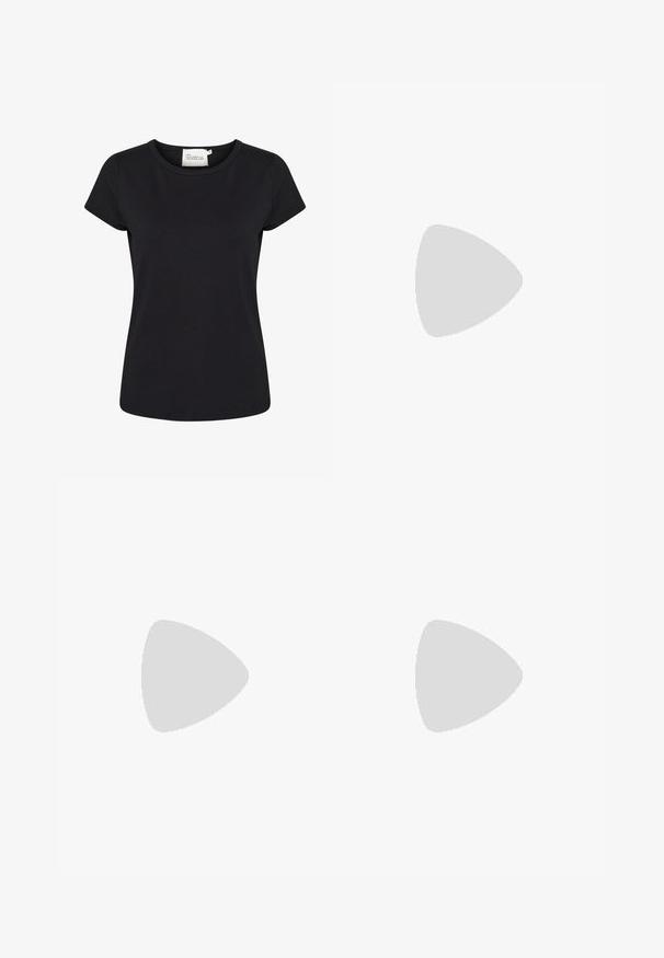 T-shirt noir à manches courtes en coton lisse. Caractéristiques d'un col rond et d'une coupe ajustée. Aucune motif ni détail supplémentaire.; Pantalons bleu marine avec des rayures verticales blanches, design à jambes larges, tissu lisse, passants de ceinture et pli sur le devant pour un look ajusté.; Chaussure de sport Nike blanche avec des motifs ondulés texturés et un coussin d'air visible dans la semelle, vue de côté sur un fond neutre.; Ceinture en cuir noir texturé avec une boucle en métal doré comportant trois barres horizontales et de nombreux trous d'ajustement.