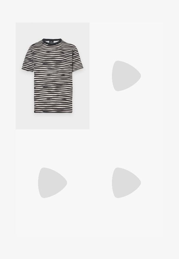 Zwart-wit gestreept T-shirt met een ronde hals, korte mouwen en een zachte textuur. Heeft afwisselend dikke en dunne strepen.; Beige straight-leg jeans van katoen, met vijf zakken, een knoop- en ritssluiting, en zichtbare stiksels langs de naden.; Witte leren sneaker met een gladde afwerking, ronde neus, platte veters en een gestructureerde zool. Kenmerkt zich door een subtiel logo op de hiel.; Beige canvas tas met dubbele handvatten en een reliëf ontwerp van een wolfskop op het voorvak.