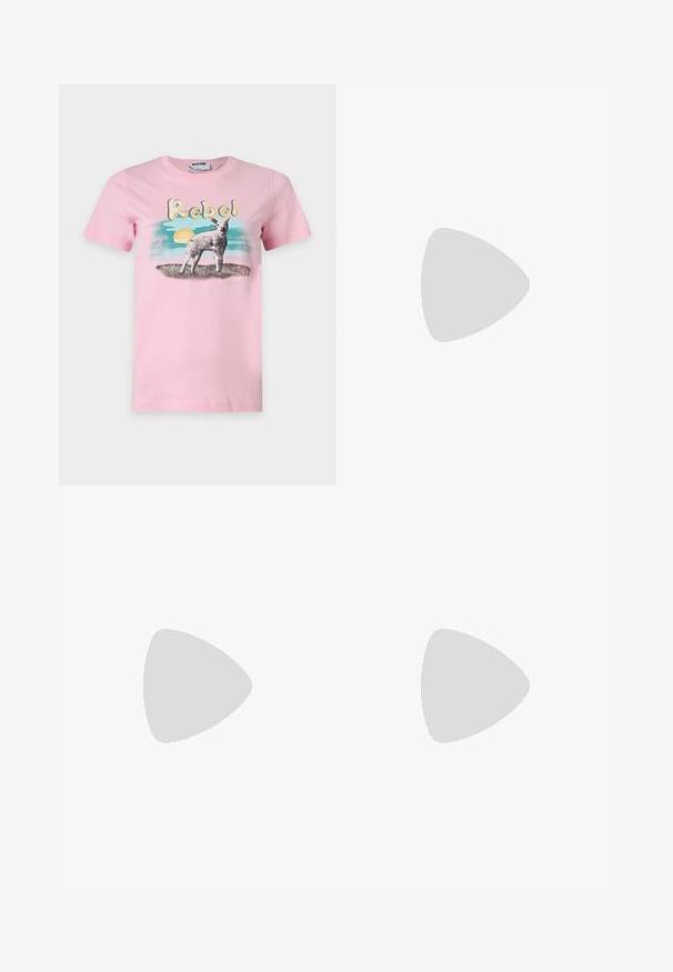 Pink Moschino T-shirt med ordet "Rebel" over et lam, der står på græs med en baggrund af sol og blå himmel.; Denim nederdel-buks hybrid, med lyseblåt stof, flared ben og synlige syninger. Designet med frontlommer og en talje.; Sorte patentlæder højhælede sandal med firkantet tå, ankelrem og guldlås på hvid baggrund.; Lyseblå læderhåndtaske med en buet form, hvide syninger, brun skulderrem, guldhardware og en dekorativ "M"-vedhæng.