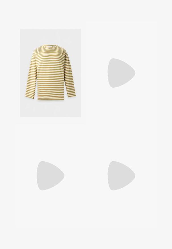 Camisa de manga larga con rayas horizontales beige y blancas, cuello redondo y corte holgado, mostrada sobre un fondo claro liso.; Vaqueros acampanados de color verde claro con cierre de botón y cremallera, bolsillos delanteros y traseros, y trabillas para cinturón sobre un fondo blanco.; Zapatillas de lona verde claro con suelas y cordones de goma blanca. Presentan una punta redondeada y una suela blanca texturizada. Acompañadas de calcetines blancos.; Bolsa hobo verde de cuero con un diseño suave, asa curvada y textura lisa. No contiene hardware visible ni acentos.