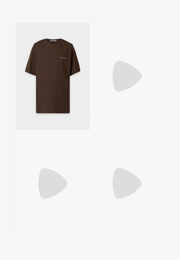Donkerbruine T-shirt met korte mouwen en ronde hals met kleine witte "Tiger of Sweden" tekst op de linkerborst.; Donkerblauwe slim-fit jeans met vijf zakken, sluiting met een knoop aan de voorkant en ritssluiting, tentoongesteld tegen een witte achtergrond.; Zwarte leren sneaker met een gladde afwerking, ronde neus, textuurpaneel aan de zijkant en zwarte veters. Voorzien van een platte rubberen zool en een minimalistisch ontwerp.; Donkerbruine gestructureerde leren crossbodytas met verstelbare riem en klein decoratief blauw accent aan de zijkant.