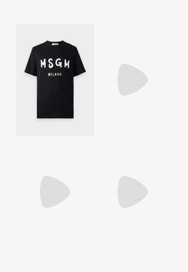 Čierne bavlnené tričko s tučnými bielymi nápismi "MSGM MILANO." Krátke rukávy a okrúhly výstrih. Hladká textúra s voľným strihom.; Svetlo modré džíny s rovnom strihom, ktoré obsahujú dva nášivky: štvorcovú a srdcovú, obe v tmavších odtieňoch denimu.; Čierne kožené poltopánky s okrúhlou špičkou a dekoratívnym prackovým detailom. Plochý, pevný podpätok a hladká textúra po celom povrchu.; Čierna cestovná taška vyrobená z nylónu, s dvoma držadlami, odnímateľným ramenným popruhom, embosovaným logom a menovkou. Hladká textúra.