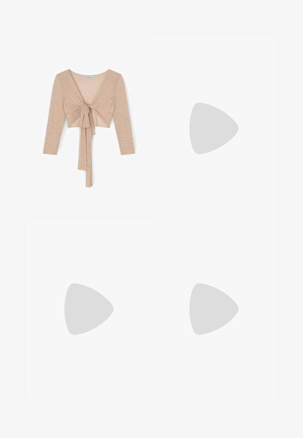 Beiger langärmeliger Cropped-Top mit tiefem V-Ausschnitt und großem vorderem Knoten mit verlängerten hängenden Stoffbahnen.; Langer, gestufter Rock aus weicher, mauvefarbener Spitze und Tüll. Mit Rüschen, filigranen Spitzenmustern und einem gerafften Bund für zusätzliche Textur.; Marineblaue Wildleder-Balletschuhe mit abgerundeter Spitze und knotenförmigem Akzent an der Spitze. Niedrige, flexible Sohle für den Komfort. Einfaches und schnörkelloses Design.; Rosa Tragetasche aus durchscheinenden, runden Perlen mit einem quadratischen, perlenbesetzten Griff.