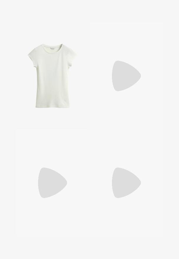 T-shirt blanc en maille côtelée à manches courtes, col rond et coupe ajustée sur fond blanc.; Jean large taille haute bleu clair avec bouton et fermeture éclair à l'avant, poches avant et arrière, sur fond blanc.; Baskets blanches avec semelles en caoutchouc texturées et lacets plats, associées à un pantalon bleu marine foncé affichant un tissu fluide et ample et une coupe ajustée.; Boucles d'oreilles en or en forme de rond lisse et arrondi. Équipées d'une petite fermeture à charnière, d'une apparence légère et d'une finition polie.