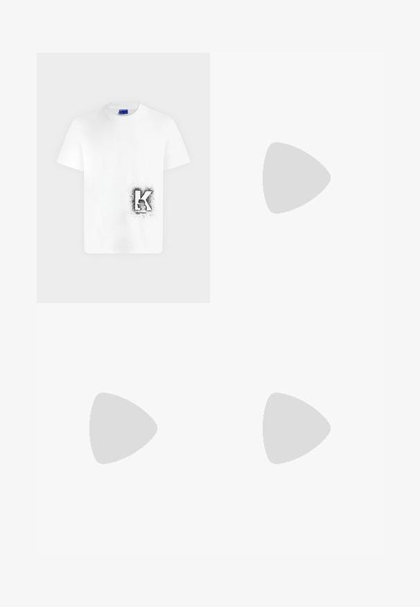 Λευκό κοντομάνικο T-shirt με μεγάλο μαύρο γράμμα "K" και μια στιλιζαρισμένη σιλουέτα μέσα, που βρίσκεται στο κάτω δεξί μπροστινό μέρος.; Μπεζ ραμμένα παντελόνια με λεία υφή, επίπεδο μπροστινό μέρος και ίσια πόδια. Διαθέτουν θηλιές ζώνης και κρυφό φερμουάρ.; Μαύρο δερμάτινο μοκασίνι με μεταλλική πλάκα μάρκας που ακουμπά δίπλα σε καφέ στρογγυλό τραπέζι πάνω σε μπεζ χαλί.; Μαύρη κυλινδρική τσάντα χιαστή με ανάγλυφο γεωμετρικό σχέδιο και φαρδιά ρυθμιζόμενη ιμάντα ώμου πάνω σε λευκό φόντο.