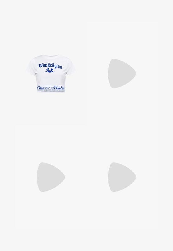 Weißes kurzes T-Shirt mit kurzen Ärmeln, das blauen "True Religion Los Angeles"-Text und dekorativen blauen Rand mit Blumen- und Schriftmotiven zeigt.; Helleblaue Denim-Jeans mit geradem Bein, ausgestattet mit zwei Gesäßtaschen und einer ausgebleichten Textur im oberen Bereich.; Weiße Plattform-Sneaker mit einer glatten synthetischen Oberfläche, rundem Zehenbereich, gepolstertem Kragen und strukturiertem Profil. Mit einem kontrastierenden Logo-Tag.; Schwarze Lackleder-Handtasche mit geschwungener Form, ausgestattet mit silbernem Beschlag, dekorativen Schnallen und einem kurzen Griff. Blaue Anhängeschild befestigt.