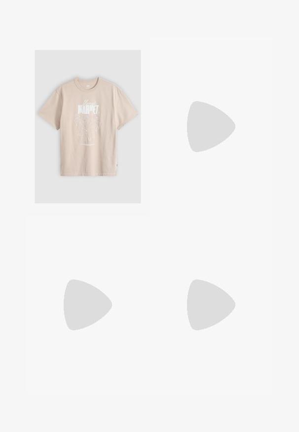 Beiges T-Shirt mit kurzen Ärmeln, weißer Blumenlinienzeichnung und dem Text „flower MARKET“ auf der Vorderseite. Rundhalsausschnitt und entspannte Passform.; Beige Kordhose im Weitschnitt mit vertikalen Streifen, ausgestattet mit einem Knopfverschluss und frontalen Taschen. Weicher, strukturierten Stoff in lockerer Passform.; Schwarzer spitzer Slingback-Flachschuh mit geometrischen Aussparungen und rosa Innensohle, schwebend über beigem Teppich und in der Nähe von bernsteinfarbenen, durchscheinenden Möbeln.; Rechteckige dunkelbraune Handtasche mit geprägt krokodilähnlicher Struktur und zwei dünnen Schulterriemen vor einfarbigem Hintergrund.