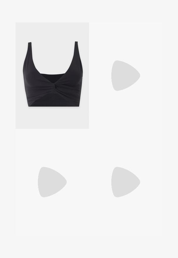 Zwart cropped top met brede schouderbanden en een gedraaide knoopdetail in het midden vooraan, weergegeven op een witte achtergrond.; Lichtblauwe denim shorts met een vervaagde afwerking, voorzien van een vijf-pocket design, zichtbare stiksels en een metalen knoopsluiting bij de tailleband.; Bruine leren slidesandaal met gekruiste bandjes en gouden "Furla"-opdruk, zwevend boven een beige tapijt nabij een amberkleurige ronde tafelpoot.; Beige suède tas met een gladde textuur, rechthoekige vorm, ritssluiting en gouden hardware accenten. Voorzien van een afneembare band met gaatjes.