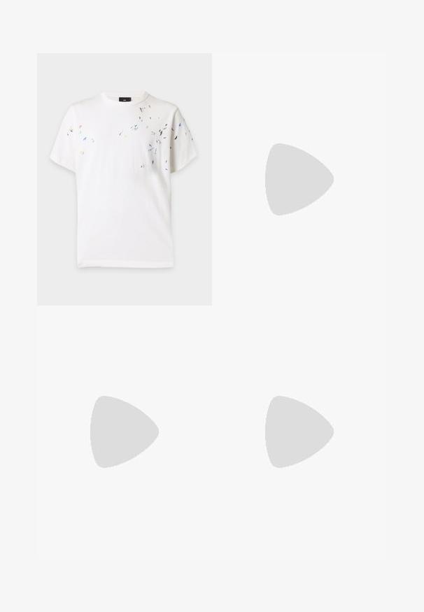 T-shirt blanc à manches courtes avec un col rond et de petites éclaboussures de peinture multicolores éparpillées sur le devant et les manches.; Pantalon marron à jambes larges en tissu lisse, avec fermeture à boutons à l'avant et poches latérales, au design épuré et simple.; Baskets en daim beige avec un bout rond, des lacets plats et une semelle en caoutchouc texturé. Design minimaliste avec des bords lisses et des coutures discrètes.; Sac bandoulière en cuir marron foncé texturé avec une sangle réglable et un petit accent décoratif bleu sur le côté.
