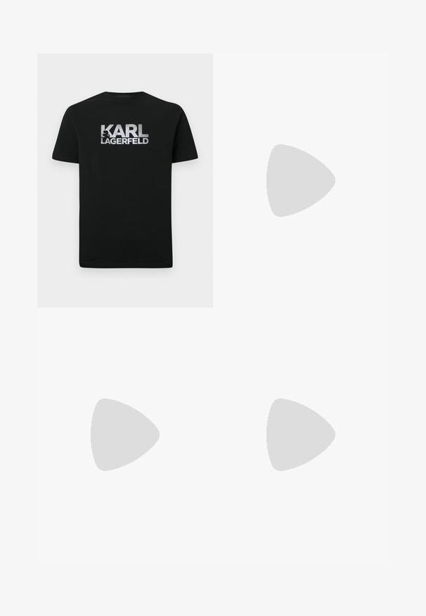 Schwarzes Baumwoll-T-Shirt mit silbernem Aufdruck des Logos "KARL LAGERFELD" und einer stilisierten Silhouette. Kurzärmlig mit Rundhalsausschnitt.; Schwarze Jeans aus Denim mit lockerem Schnitt, featuring einen Used-Look und weitem Bein. Die Textur ist glatt mit dezenten Verblassungen.; Person trägt schwarze Lederhosen und schwarze Sneakers mit einem kleinen Comic-Charakter-Anhänger an der Seite, steht auf einem Holzboden.; Graue Crossbody-Tasche mit schwarzem, verstellbarem Gurt, vordere Klappe mit schwarzer Schnalle gesichert, mit quadratischem Karl Lagerfeld Jeans Logo-Patch.
